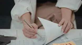 Así puedes comprobar cuánto IRPF te tiene que retener Hacienda en tu nómina y si tu empresa lo está aplicando bien