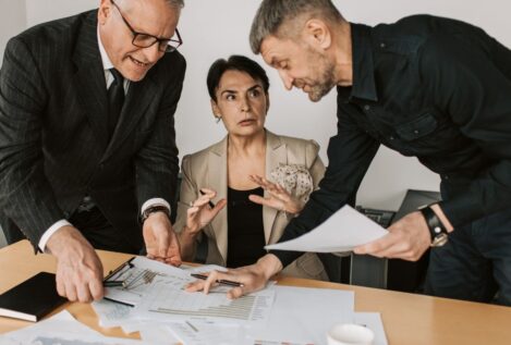 Confirmado por la Ley de Propiedad Horizontal: si debes un solo recibo a la comunidad, puedes ir a la reunión de vecinos pero tu voto no cuenta