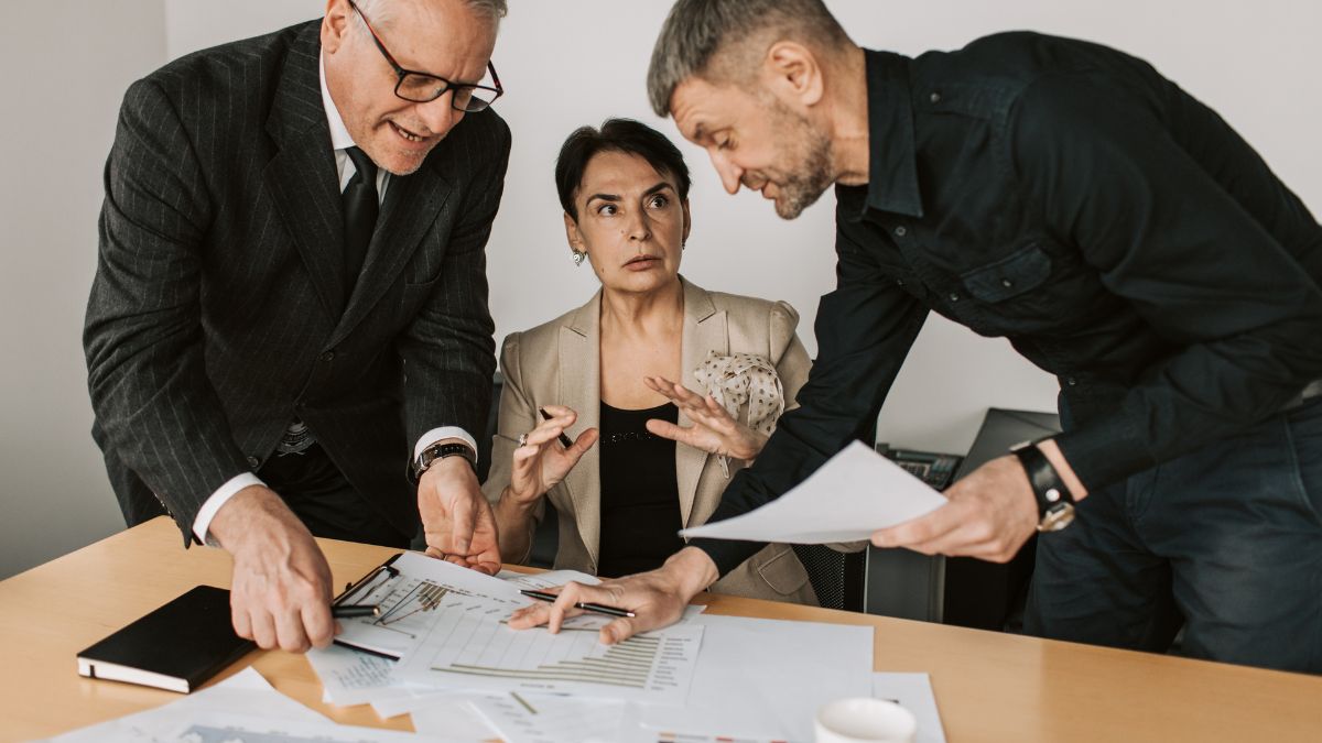 Confirmado por la Ley de Propiedad Horizontal: si debes un solo recibo a la comunidad, puedes ir a la reunión de vecinos pero tu voto no cuenta