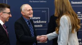 Robert Waldinger, psiquiatra experto en felicidad: «Quienes aprenden a manejar sus emociones muestran mayor tranquilidad»