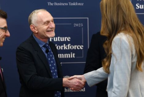 Robert Waldinger, psiquiatra experto en felicidad: «Quienes aprenden a manejar sus emociones muestran mayor tranquilidad»