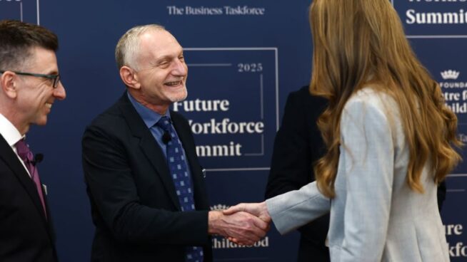 Robert Waldinger, psiquiatra experto en felicidad: «Quienes aprenden a manejar sus emociones muestran mayor tranquilidad»