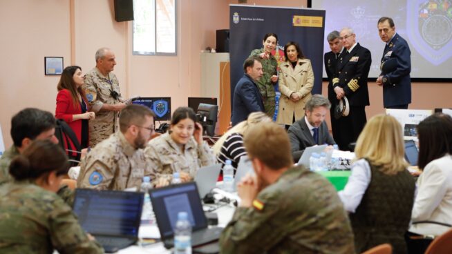 Las empresas fichan al 20% de los militares que Defensa forma durante años en ciberespionaje