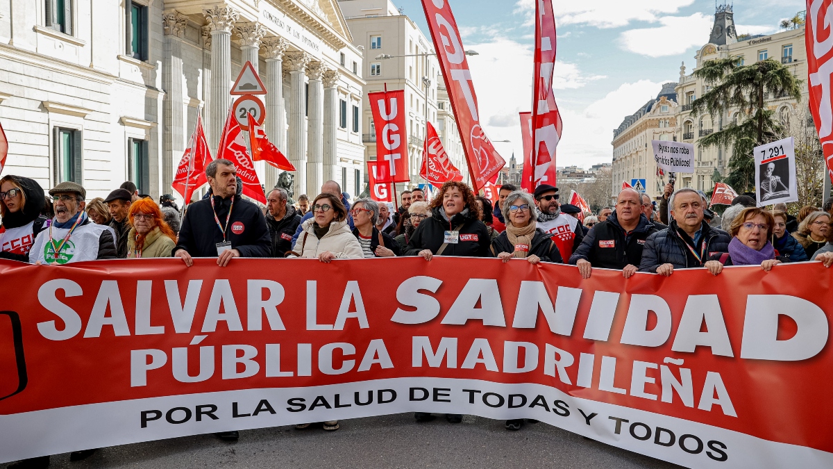 Miles de personas protestan contra la política sanitaria de Ayuso