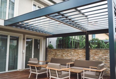 La Ley de Propiedad Horizontal es clara: cerrar la terraza por tu cuenta puede salirte muy caro y te pueden obligar a demoler la obra