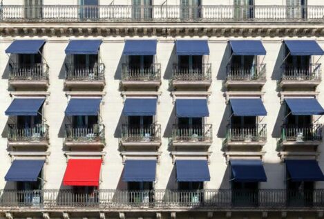 La Ley de Propiedad Horizontal es clara: prohibido poner el toldo o las persianas de otro color sin el «sí» de la comunidad