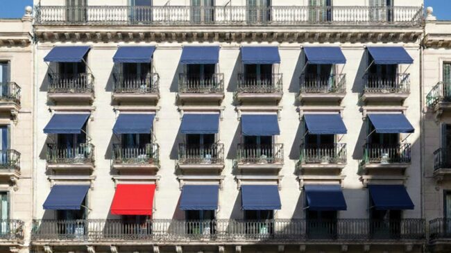 La Ley de Propiedad Horizontal es clara: prohibido poner el toldo o las persianas de otro color sin el «sí» de la comunidad