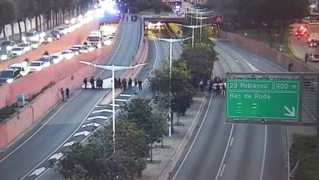 Docentes en huelga cortan las principales vías de Barcelona y media docena de carreteras