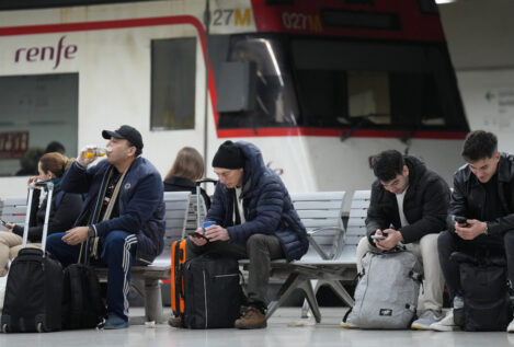 Retrasos de tren, trayectos en bus y paciencia en otro lunes sin normalidad en Rodalies