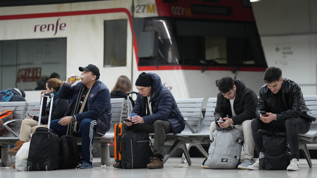 Retrasos de tren, trayectos en bus y paciencia en otro lunes sin normalidad en Rodalies
