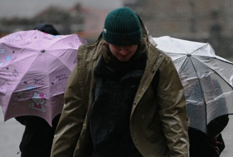 Lluvia, nieve, viento y olas ponen 25 provincias en aviso, con Málaga y Cádiz en nivel rojo