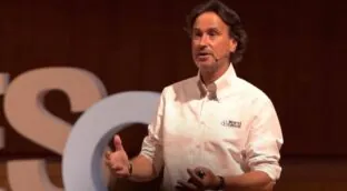 Víctor Küppers (55), experto en felicidad: «Que nadie jamás se acerque a ti sin que al irse sienta un poquito mejor y más feliz»