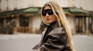 Ni entallado ni 'oversize', el abrigo estructurado de Mango que se ha convertido en el favorito de las chicas más estilosas de Madrid