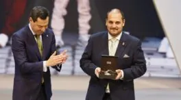 Juanma Moreno rompe a llorar en la gala del 28-F al recordar la tragedia de Adamuz