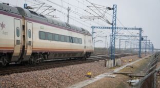 Tres operarios heridos al colisionar dos máquinas de Adif en Muñoz (Salamanca)