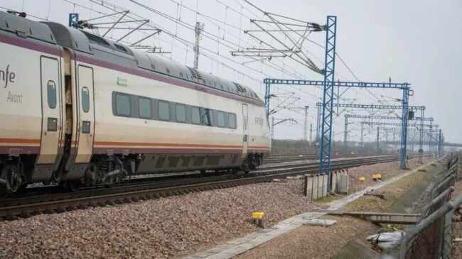 Tres operarios heridos al colisionar dos máquinas de Adif en Muñoz (Salamanca)