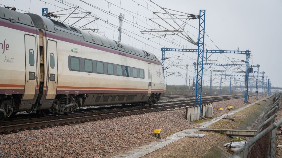 ADIF contrata por 8,2 millones la inspección de los pantógrafos en las vías de alta velocidad