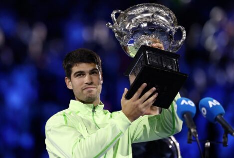 Carlos Alcaraz hace historia: tumba a Novak Djokovic y logra su primer Open de Australia