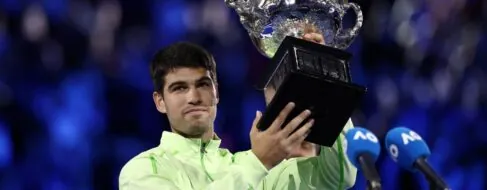 Carlos Alcaraz hace historia: tumba a Novak Djokovic y logra su primer Open de Australia
