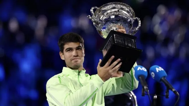 Carlos Alcaraz hace historia: tumba a Novak Djokovic y logra su primer Open de Australia