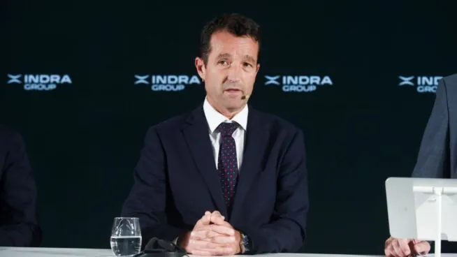 Escribano resiste al órdago de Moncloa: «Indra continúa operando con normalidad»