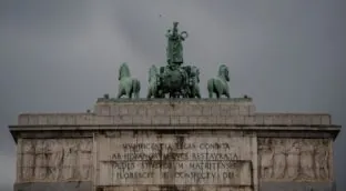 Víctimas del franquismo denuncian al Gobierno por mantener el Arco de la Victoria en Madrid