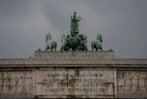 Víctimas del franquismo denuncian al Gobierno por mantener el Arco de la Victoria en Madrid