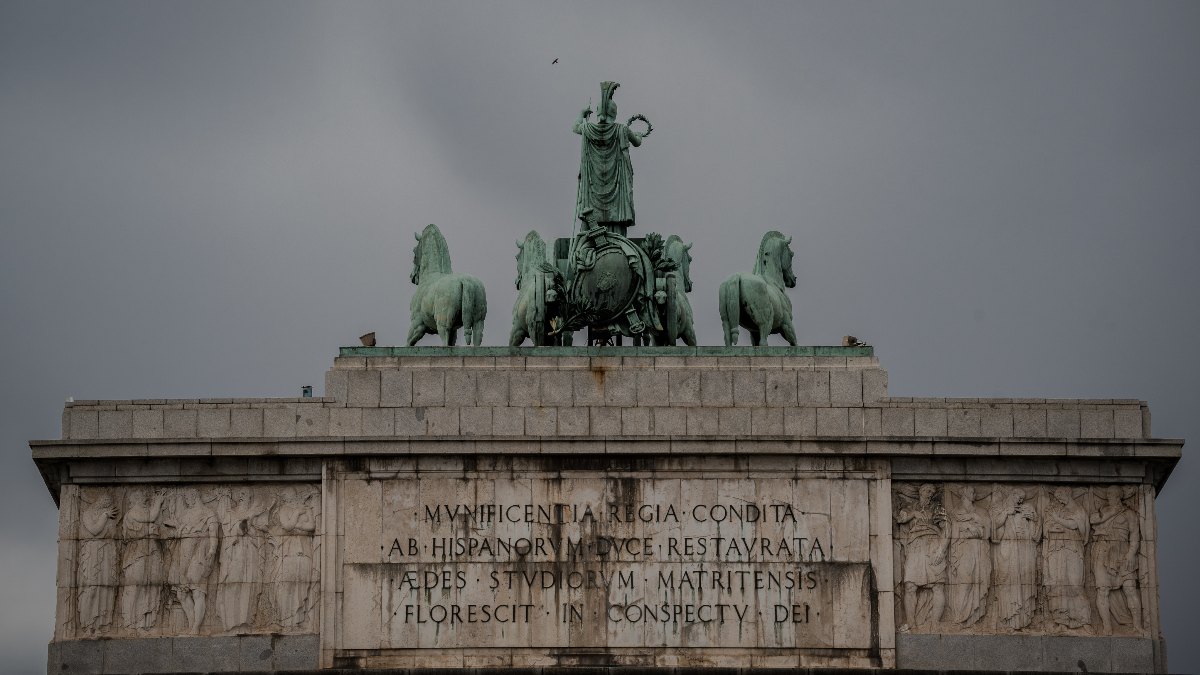 Víctimas del franquismo denuncian al Gobierno por mantener el Arco de la Victoria en Madrid