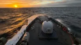 El buque 'Audaz' de la Armada intercepta a un barco ruso en el Estrecho de Gibraltar