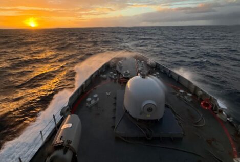 El buque 'Audaz' de la Armada intercepta un barco ruso en el Estrecho de Gibraltar
