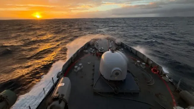 El buque 'Audaz' de la Armada intercepta un barco ruso en el Estrecho de Gibraltar