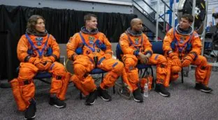 Los astronautas que vayan a la Luna podrán llevar sus móviles... pero hay condiciones