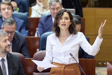 Ayuso llevará a los tribunales el requisito de la lengua para regularizar inmigrantes