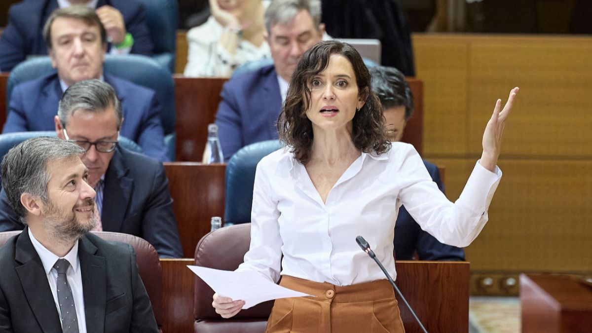 Ayuso llevará a los tribunales el requisito de la lengua para regularizar inmigrantes