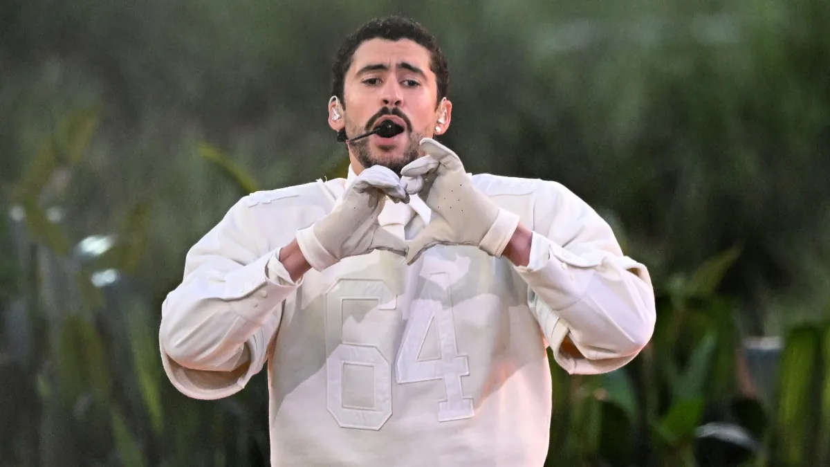 El regalo de Bad Bunny a los empleados de Zara: una camiseta con dedicatoria especial