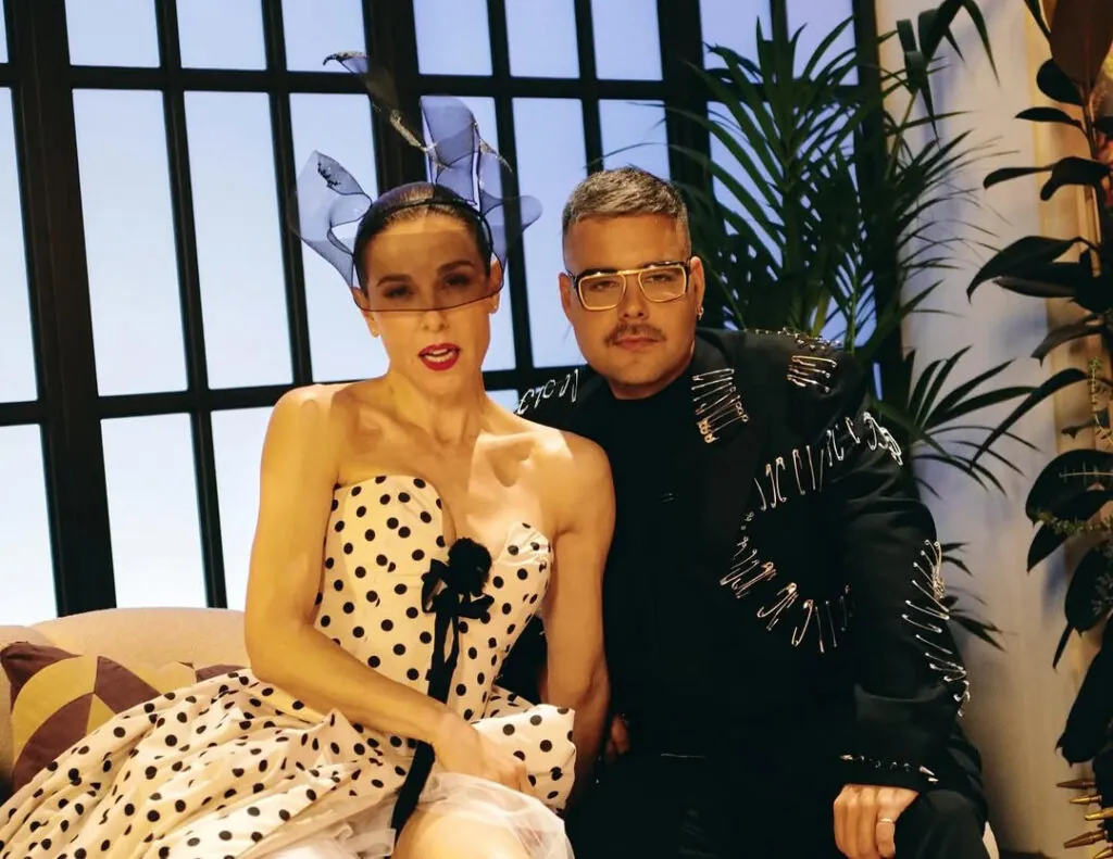 El diseñador junto a Raquel Sánchez Silva que luce uno de sus famosos tocados