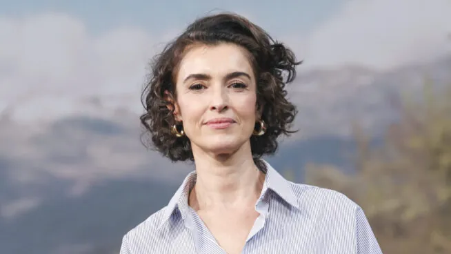 Blanca Romero abre las puertas de su salón rústico en Asturias: una lámpara roja y mucha luz