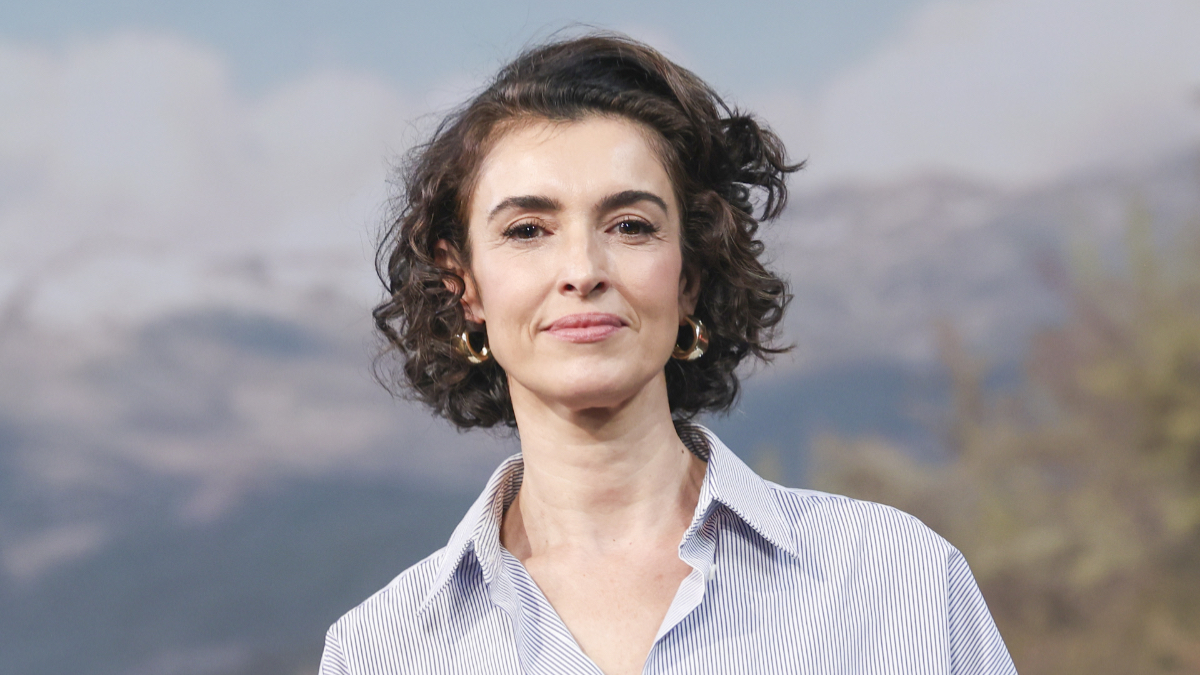 Blanca Romero abre las puertas de su salón rústico en Asturias: una lámpara roja y mucha luz