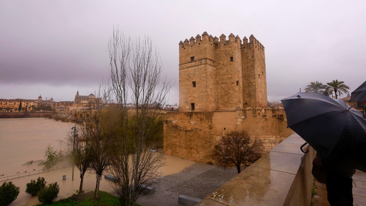 Más de 3.500 desalojados en Andalucía, 52 vías cortadas y un herido por la borrasca Leonardo