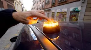 La Eurocámara debatirá la imposición de la baliza V16 en España