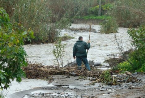 Continúa la búsqueda de la desaparecida en Málaga y las crecidas obligan a más desalojos