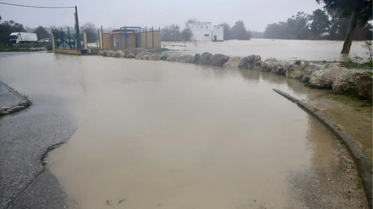El temporal de lluvia corta 180 carreteras y la nieve afecta a otras 36