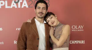 El hogar bohemio de Úrsula y Chino Darín en Barcelona: suelo hidráulico y mucha madera