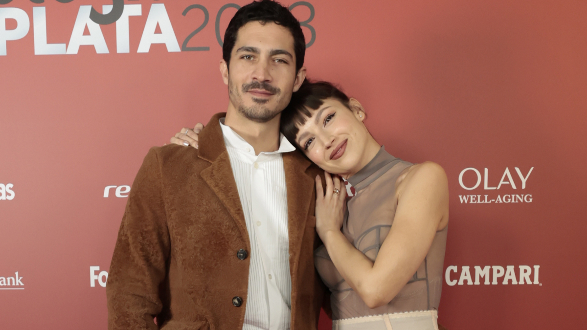 El hogar bohemio de Úrsula y Chino Darín en Barcelona: suelo hidráulico y mucha madera