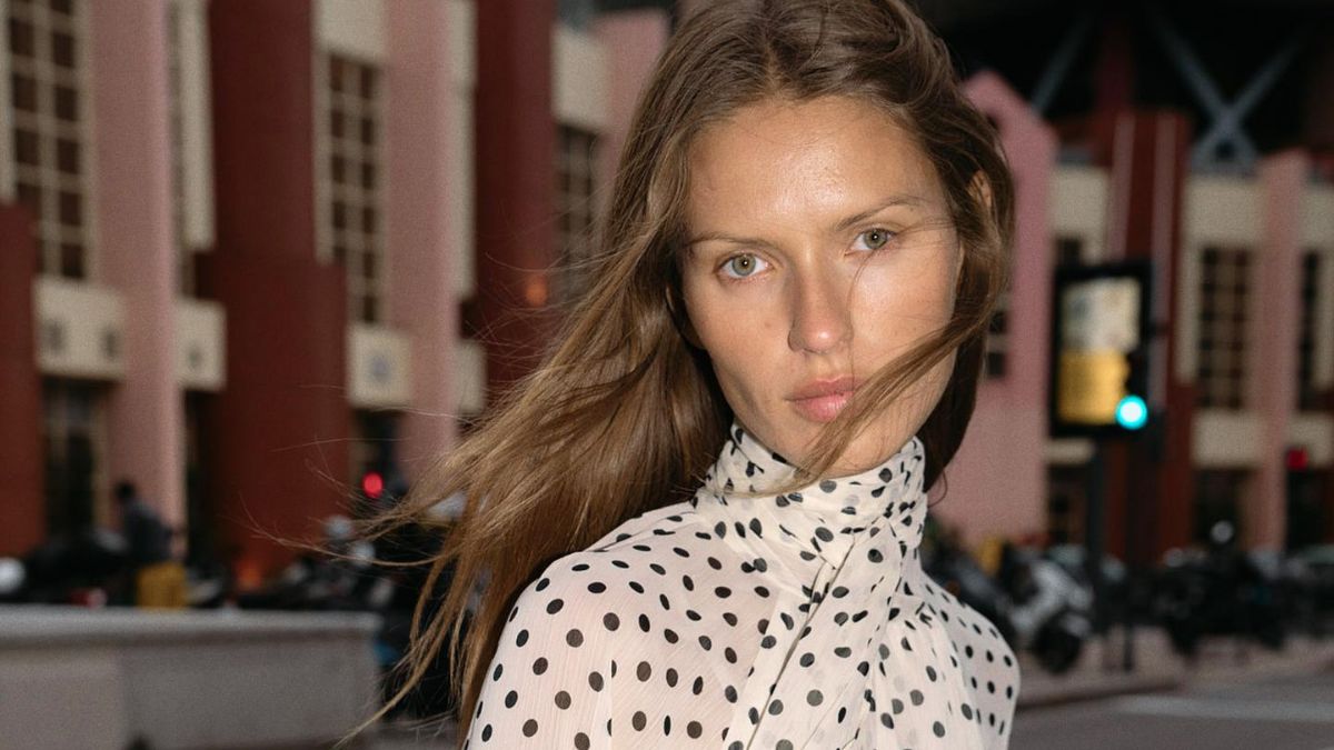 Ni ‘animal print’ ni cuadros: cinco blusas de Zara de lunares que serán tendencia esta primavera y con las que podrás crear ‘looks’ de oficina