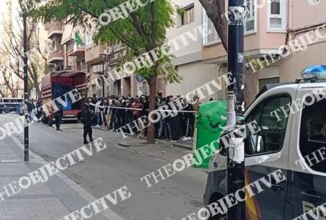 Cargas en el Consulado de Argelia en Alicante ante una avalancha por la regularización masiva