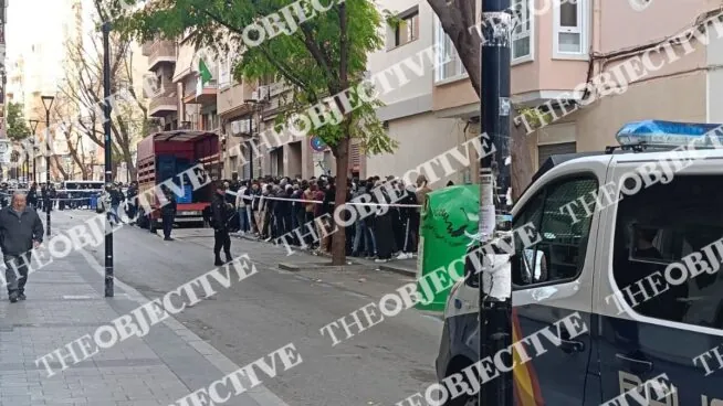 Cargas en el Consulado de Argelia en Alicante ante una avalancha por la regularización masiva