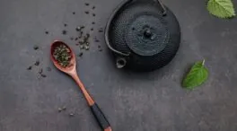 Harvard confirma lo que los amantes del café no querrán escuchar: consumir esta variedad de té ayuda a retrasar el envejecimiento