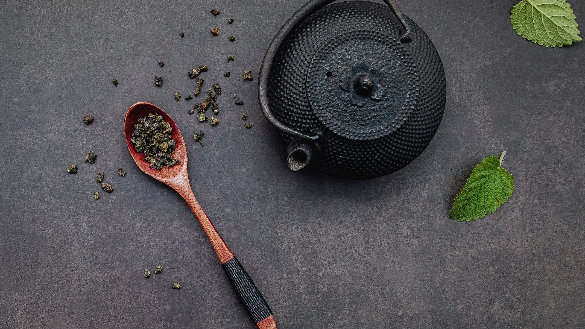 Harvard confirma lo que los amantes del café no querrán escuchar: consumir esta variedad de té ayuda a retrasar el envejecimiento