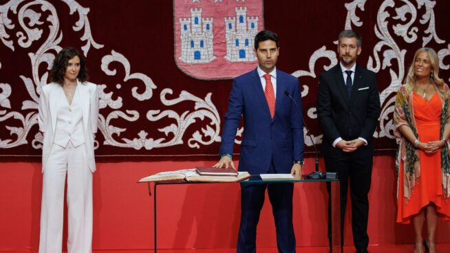 Ayuso destituye por sorpresa al consejero de Educación por el conflicto con las universidades